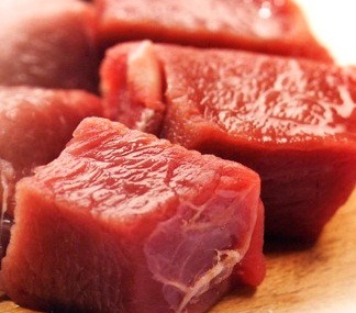 Carne di bufalo, rossa, tenera e che fa meno male