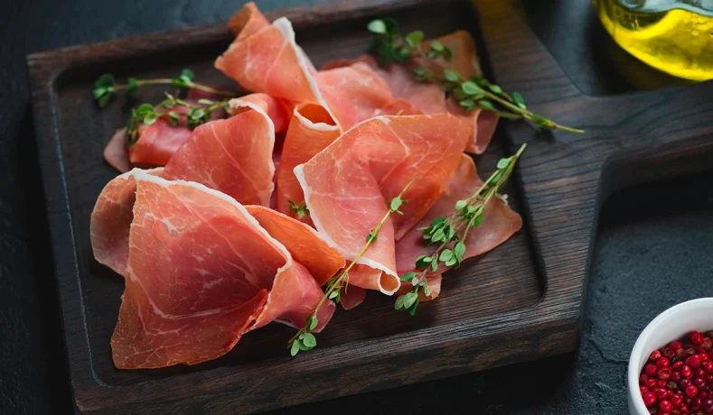 Crudo di Parma: 3 itinerari da vivere nel territorio del più nobile dei salumi