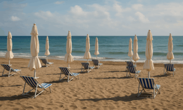 Spiagge vuote e ombrelloni chiusi