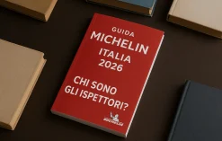 Guida Michelin su un tavolo con su scritto: chi sono gli ispettori