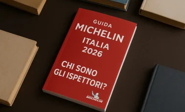 Guida Michelin su un tavolo con su scritto: chi sono gli ispettori