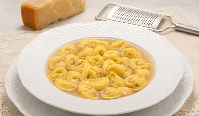 Tortellini in brodo: il primo piatto simbolo del Natale emiliano