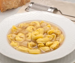 Tortellini in brodo: il primo piatto simbolo del Natale emiliano