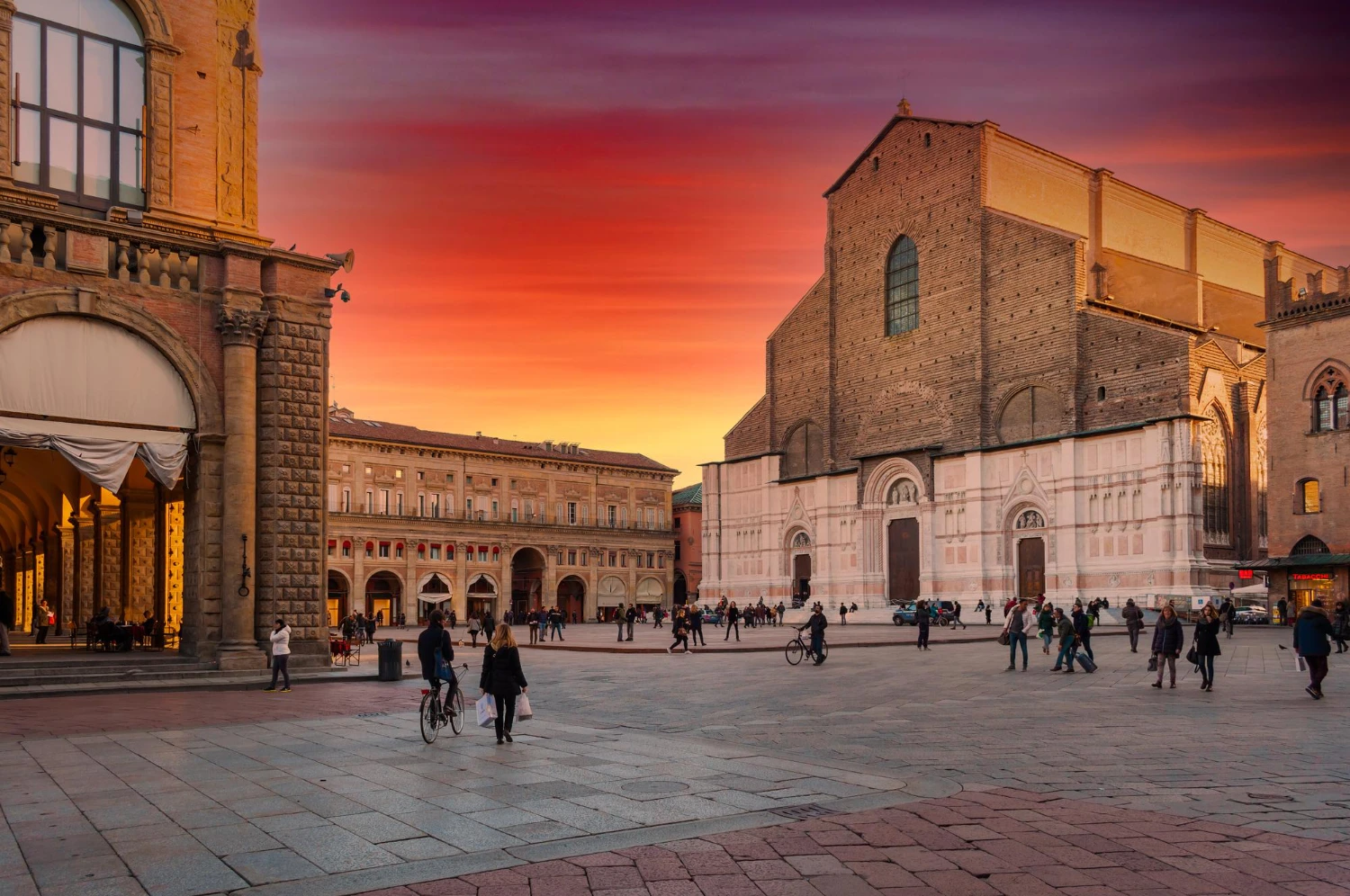 Piazza Maggiore Bologna Cosa fare e cosa vedere a Bologna
