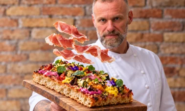Gabriele Bonci con un tagliere e pizza vegana